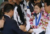 [동아포토]김연아 입국 ‘올포디움 달성하고 왔습니다~’