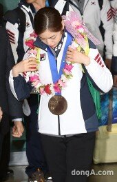 [동아포토]김연아 올포디움 달성 ‘메달이 꽤 무겁네~’