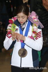 [동아포토]김연아 입국 ‘수줍음에 만지작 만지작~’