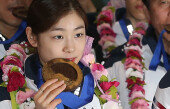 [동아포토]김연아 ‘얼굴만한 메달을 물고~’