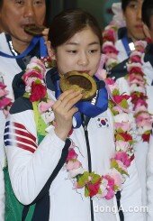 [동아포토]김연아 ‘여왕의 키스에 금메달로 변신~’