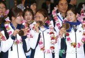 [동아포토]박승희-이상화-김연아 ‘아빠미소 짓게 만드는 대화 삼매경~’