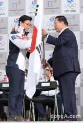 [동아포토]태극기 반납하는 소치 선수단