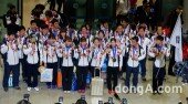 [동아포토]대한민국 선수단 귀국 ‘메달 목에 걸고 평창을 향한 화이팅!’