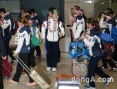 [동아포토]모태범 깨알매너 ‘레이디 퍼스트~’