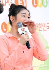 [동아포토]김연아 ‘빵연아에 빵터졌네’