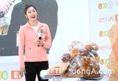 [동아포토]‘빵연아’ 김연아, ‘빵선물에 황홀~’