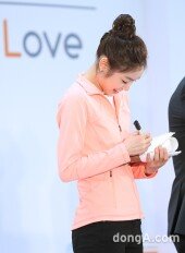 [동아포토]김연아 ‘사랑을 담은 선물이에요~’