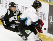 [동아포토]김원중. 퍽 양보할수 없어~