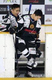 [동아포토]출근(?)하는 김원중