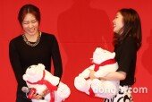 [동아포토]“여왕 같다”, “상느님” 덕담 주고 받는 이상화-김연아 화기애애