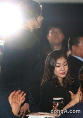 [동아포토]스포트라이트 받는 이상화, 최우수선수상