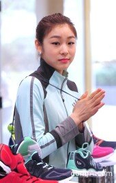 [동아포토]김연아 ‘피겨여왕이 하면 신발도 가방~’