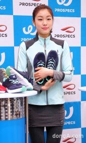 [동아포토]김연아 ‘이 신발 저 주시면 안돼요?’