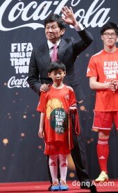 [동아포토]정몽규 대한축구협회 회장 ‘트로피를 공개합니다’