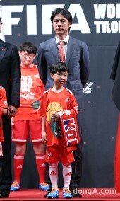 [동아포토]홍명보 감독 ‘월드컵 트로피 보러 왔어요~’