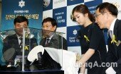 [동아포토]‘피겨여왕’ 김연아 은퇴 기념 메달 공개