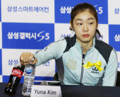 [동아포토]김연아, 한손으로 ‘척척’