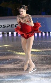 [동아포토]김연아 ‘여왕의 점프에 날리는 얼음꽃’