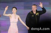 [동아포토]김연아 ‘데이비드 윌슨과 팬들에게 인사’
