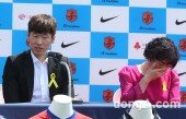 [동아포토]박지성 어머니 아들 은퇴에 참았던 눈물 보여