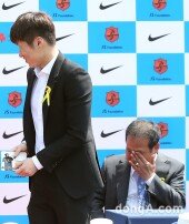 [동아포토]박지성 은퇴 ‘눈물 감출 수 없는 아버지의 마음’