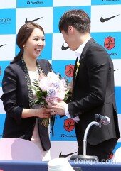 [동아포토]박지성 은퇴 ‘깜짝 등장한 연인 김민지’