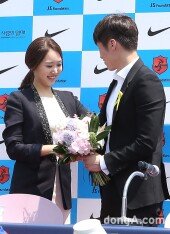 [동아포토]박지성-김민지 ‘수줍게 건네는 꽃다발’