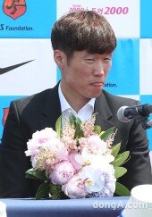 [동아포토]박지성 ‘연인 김민지 깜짝 등장에 수줍어~’