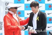[동아포토]김흥국 ‘박지성 선수에게 선물 들이대~’