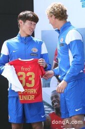 [동아포토]박지성 ‘결혼선물로 2세 유니폼을!’