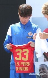 [동아포토]박지성 ‘2세를 위한 유니폼에 시선집중~’