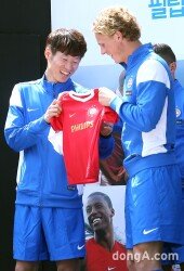 [동아포토]박지성 ‘2세 유니폼 선물에 함박웃음!’