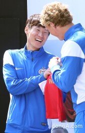 [동아포토]박지성이 빵터진 이유 ‘2세 유니폼 좋아!’