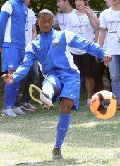 [동아포토]루치아노 나르싱 ‘당첨기원 슈팅~’