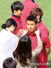 [동아포토]‘캔틴’ 구자철, 옷깃 세우니..카리스마 물씬~