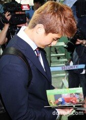 [동아포토]고개 숙인 기성용, ‘왼손 경례 잘못했다’