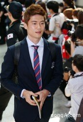 [동아포토]‘왼손’ 경례한 기성용, “깊이 반성하고 있다”