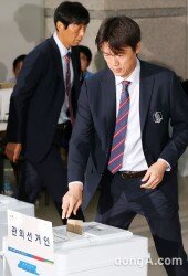 [동아포토]6.4 지방 선거 ‘사전 투표’하는 홍명보, 소중한 한 표 행사