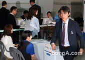 [동아포토]6.4 지방 선거 ‘사전 투표’ 마친 홍명보