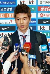 [동아포토]‘왼손 경례’ 기성용, “부상에 신경쓰여..”해명