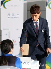 [동아포토]지방선거 사전투표하는 박주영