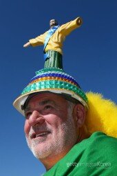 [포토] 브라질월드컵 개막식, ‘예수상’ 얹고 등장한 축구팬