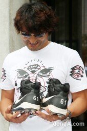 [동아포토]‘코리안 특급’ 박찬호, 61번 새겨진 야구화