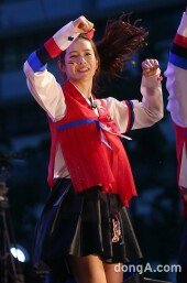 [동아포토]손예진 ‘초미니 한복입고 붉은악마 응원!’