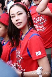 [동아포토]홍수현 ‘광화문 거리응원 참석한 붉은미녀~’