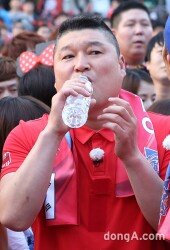 [동아포토]강호동 ‘거리응원 전 목관리가 필수!’