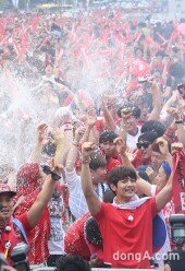 [동아포토]광화문 광장 ‘이근호 첫 골로 분위기 후끈!’