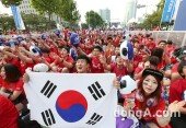 [동아포토]대한민국-러시아전, 태극기 흔들며 “대한민국~”