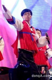 [동아포토]유재석 ‘곱게 한복 차려입고 뜨거운 응원’